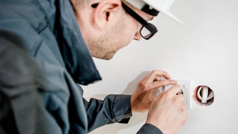 Things To Consider Before Hiring A Suitable Local Electrician Service