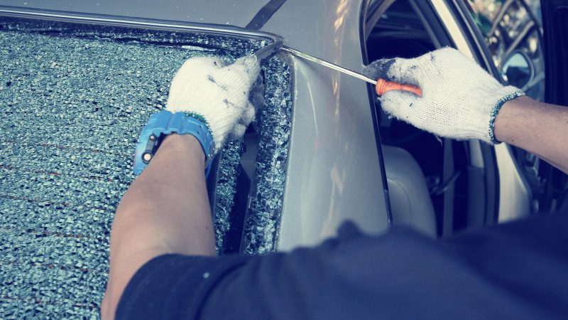Top 7 Reasons to Choose Local Experts for Auto Glass Repair